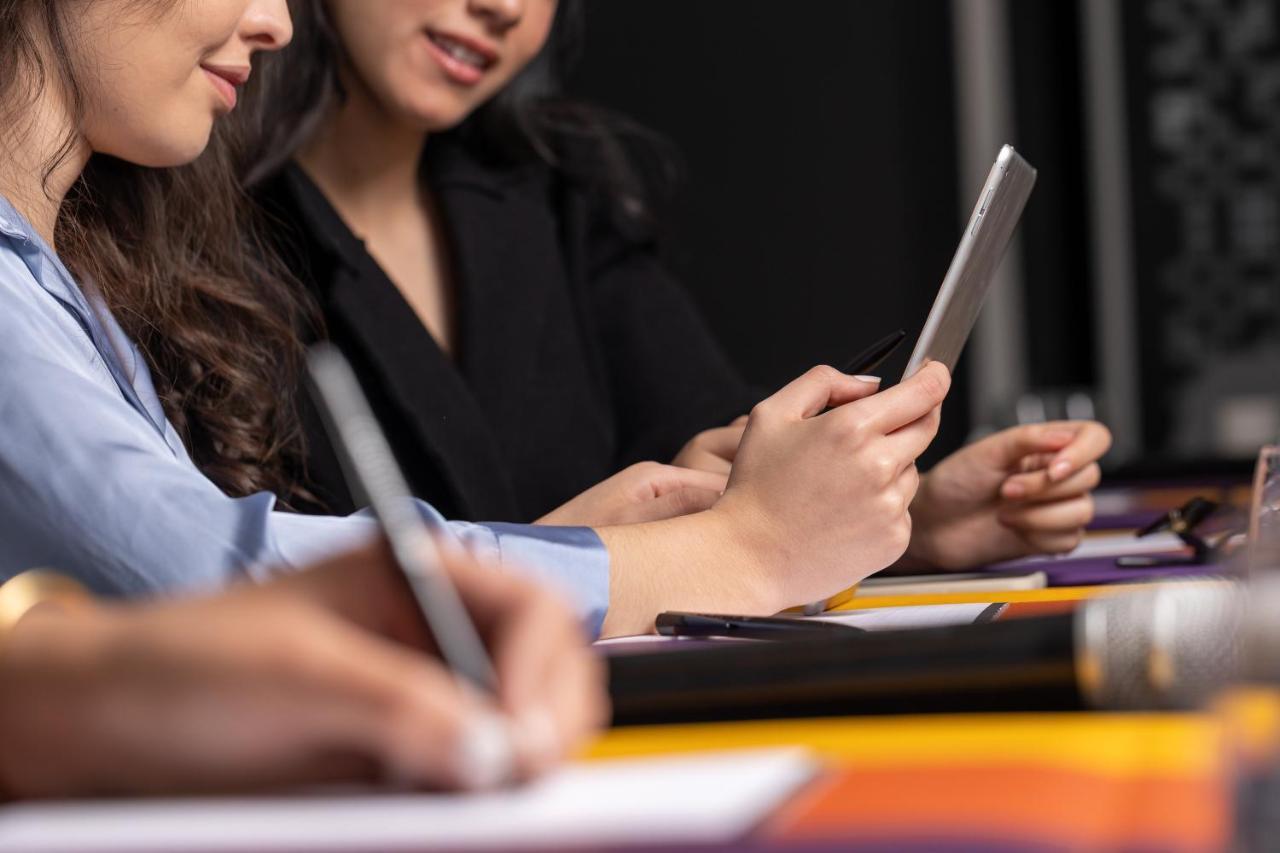 풀만 마자간 로얄 골프 앤 스파 호텔 엘자디다 외부 사진 Students using a tablet computer