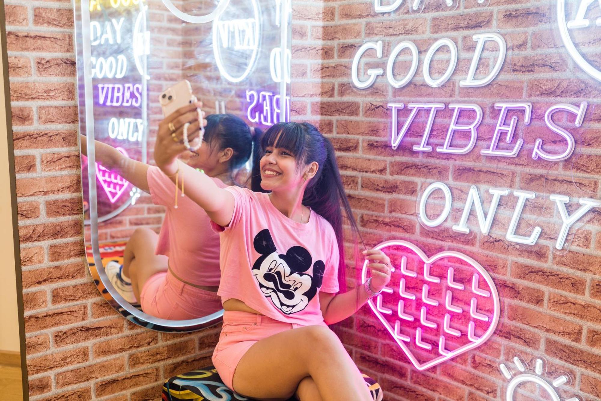 풀만 마자간 로얄 골프 앤 스파 호텔 엘자디다 외부 사진 A woman wearing a Mickey Mouse t-shirt