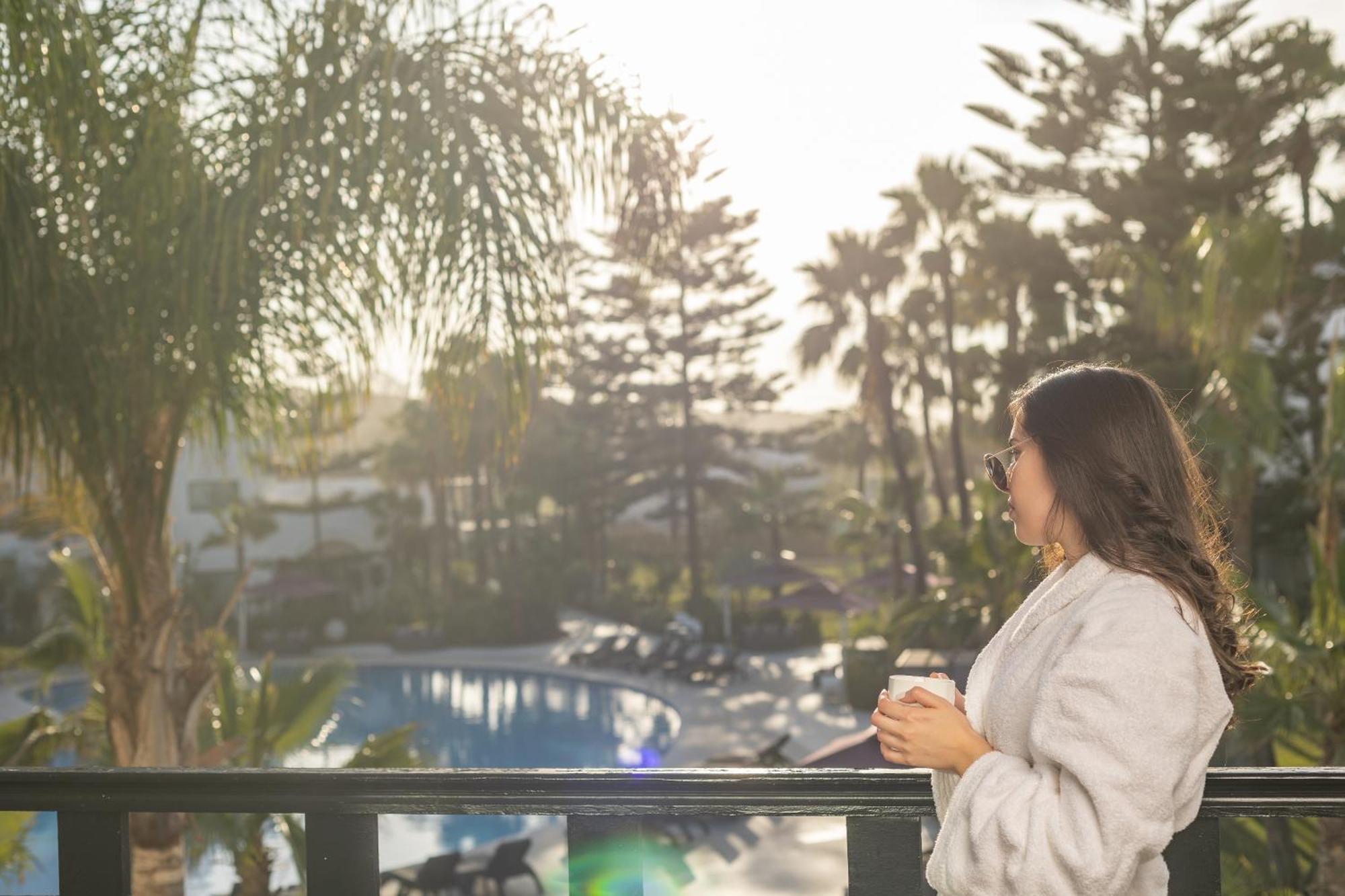 풀만 마자간 로얄 골프 앤 스파 호텔 엘자디다 외부 사진 A woman wearing a bathrobe