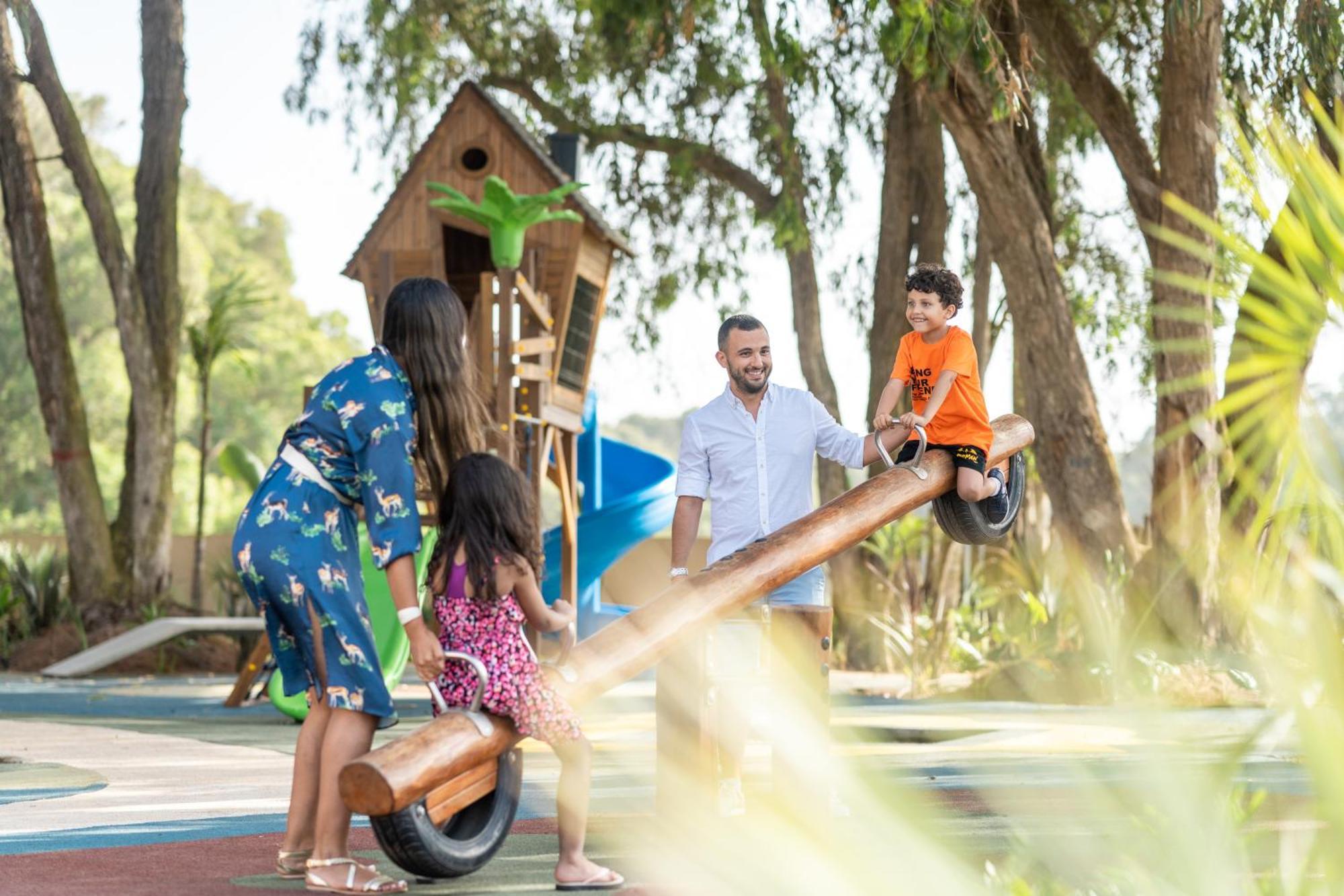 풀만 마자간 로얄 골프 앤 스파 호텔 엘자디다 외부 사진 Family playing in the park