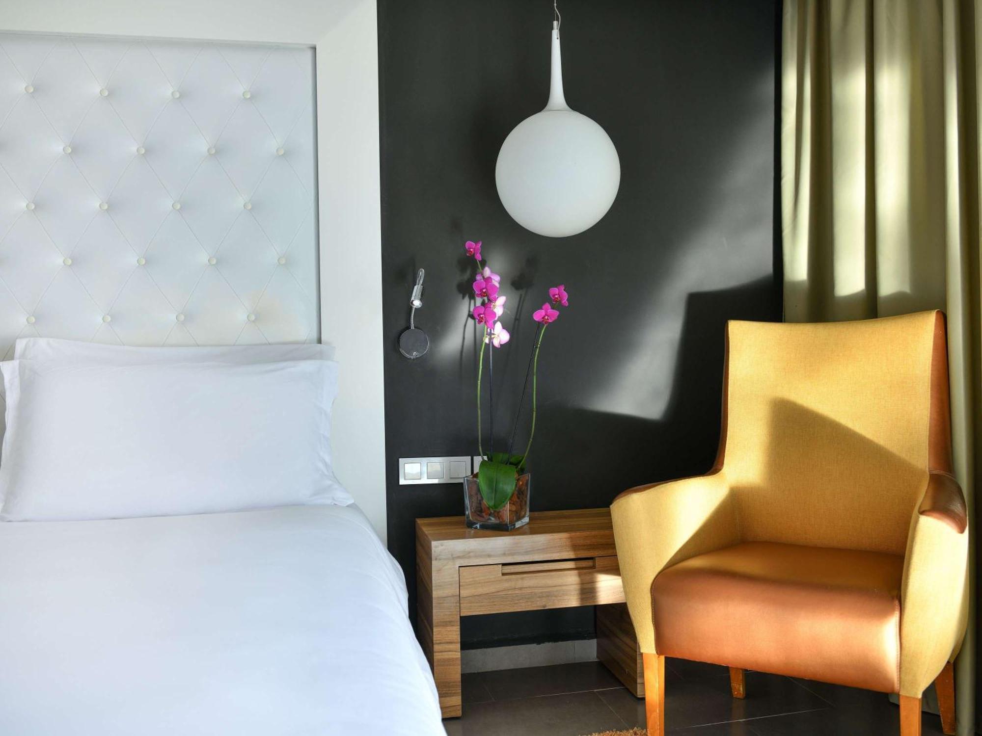 풀만 마자간 로얄 골프 앤 스파 호텔 엘자디다 외부 사진 A room at the hotel