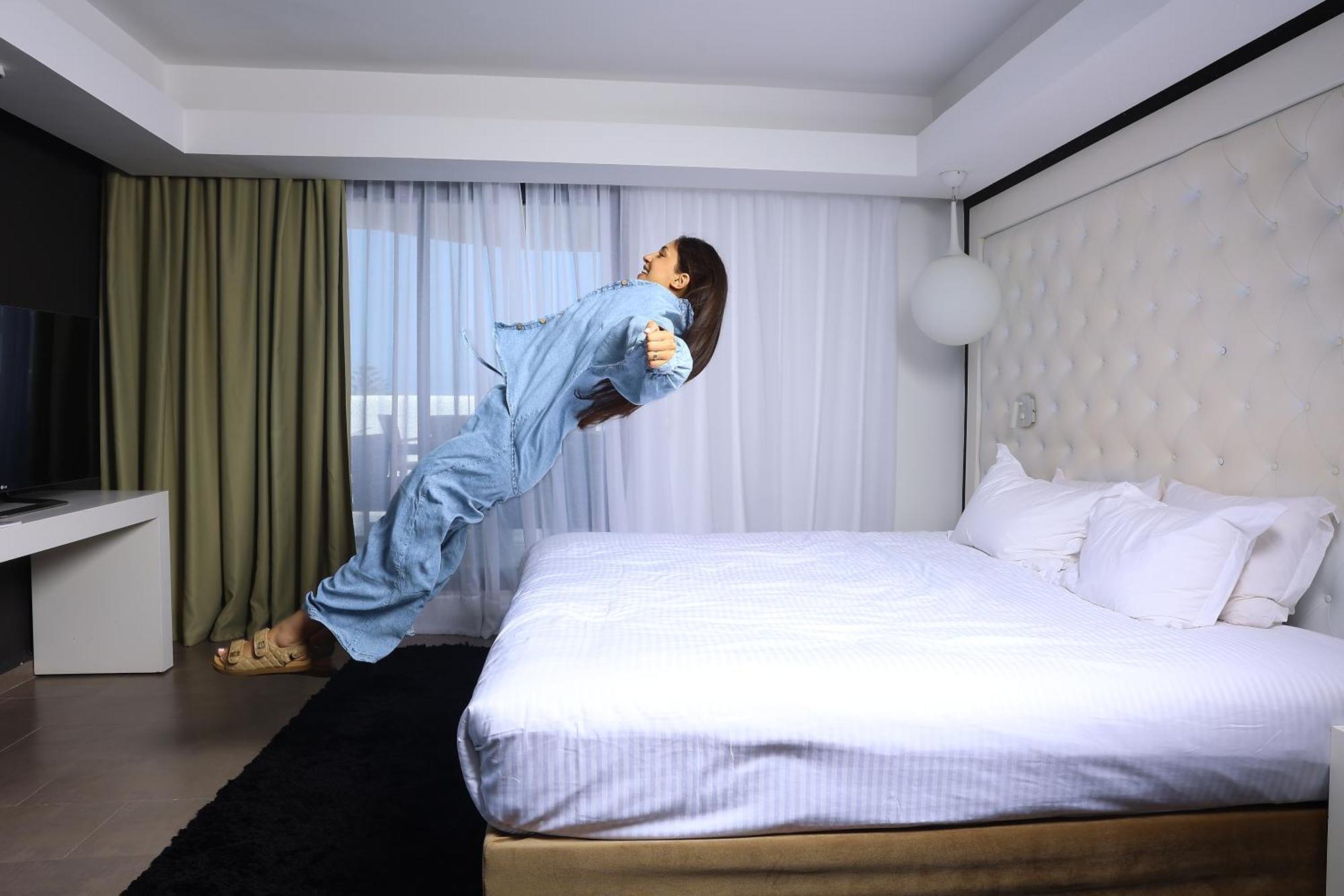 풀만 마자간 로얄 골프 앤 스파 호텔 엘자디다 외부 사진 A woman levitating
