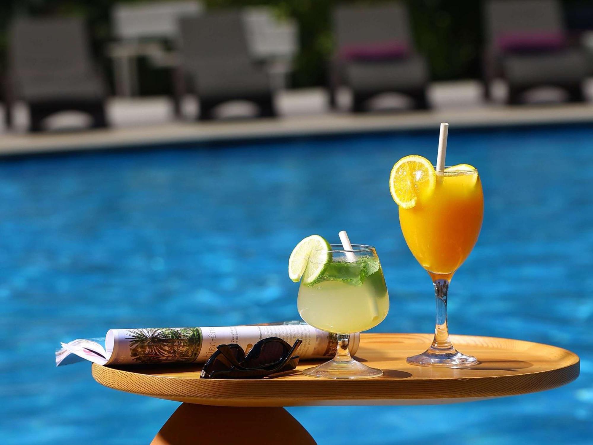 풀만 마자간 로얄 골프 앤 스파 호텔 엘자디다 외부 사진 Poolside drinks