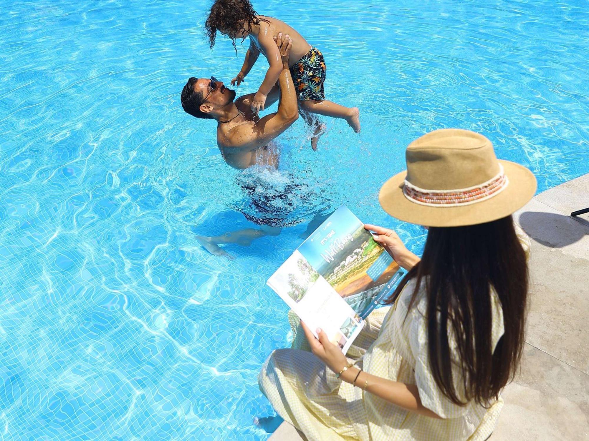 풀만 마자간 로얄 골프 앤 스파 호텔 엘자디다 외부 사진 Family at a pool