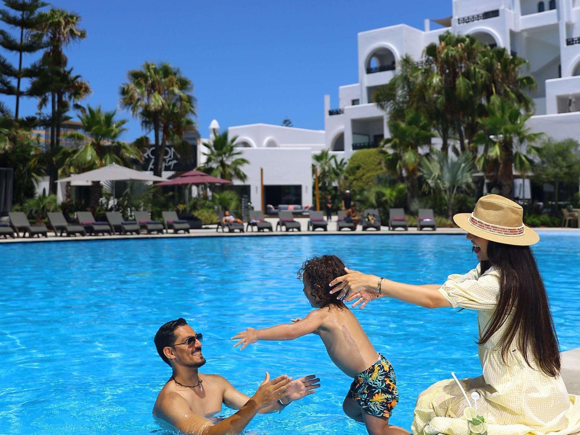 풀만 마자간 로얄 골프 앤 스파 호텔 엘자디다 외부 사진 Family at a resort in Tunisia